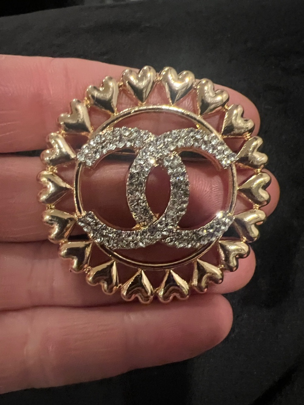 CHANEL Gold-Tone Crystal Double C Heart-Edged Circle Brooch - Picture 6 of 12